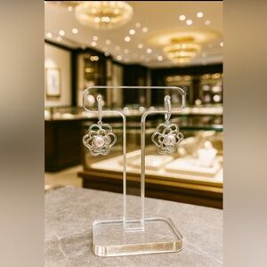 Floral silver tone earrings w/pearl centre, w/Shepherd Hook Backing 🤍🩶